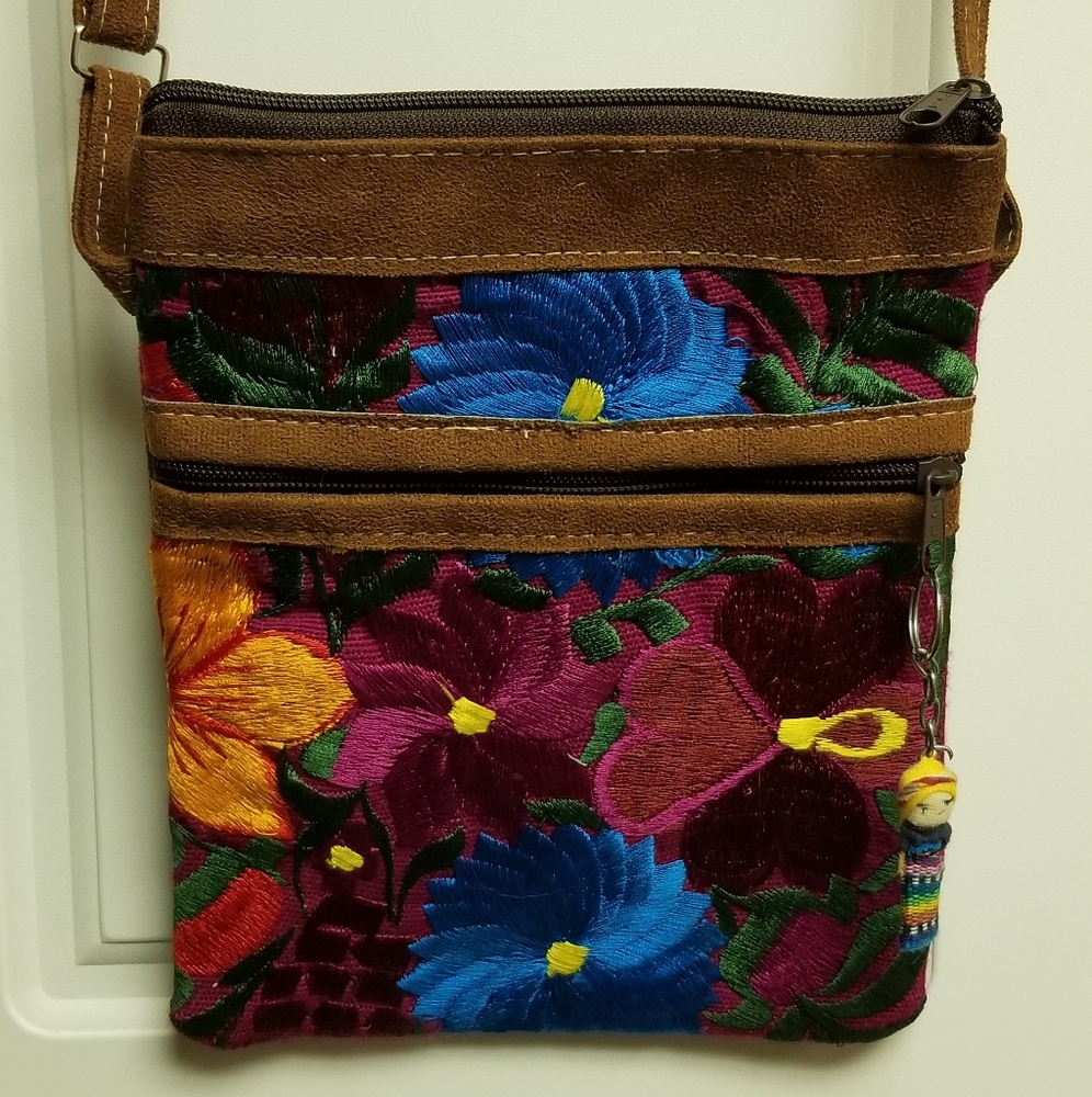 🍁🌺Unbranded vintage two pocket embroidered small adjustable crossbody bag